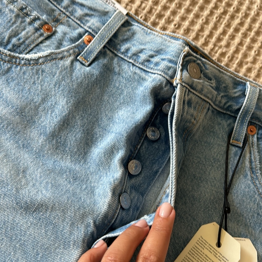 High Rise Levi’s Shorts - Picture 2 of 5